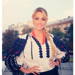 Самые красивые украинские звезды в вышиванках (фото)
