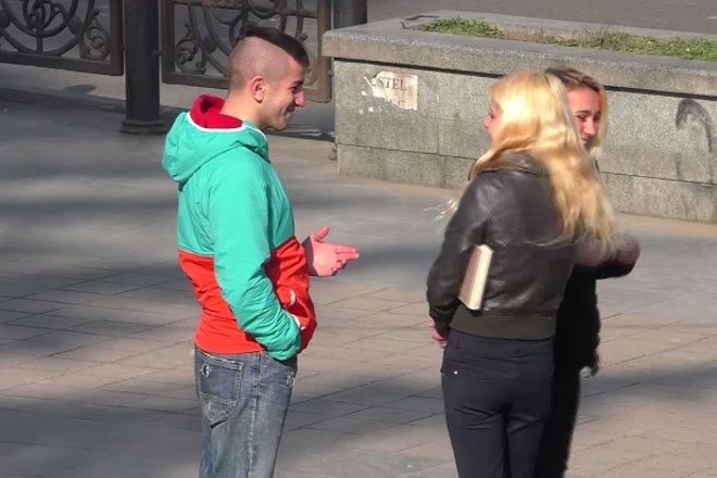 Пранкеры предложили секс девушкам на улицах Грузии и России: феноменальная разница (ВИДЕО)