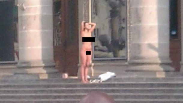 Жертва спеки: абсолютно гола жінка засмагала у центрі Тернополя ( ФОТО 18+)