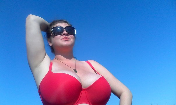 Убивчий розмір: дівчина із найбільшим бюстом в Україні показала відверті фото в купальнику