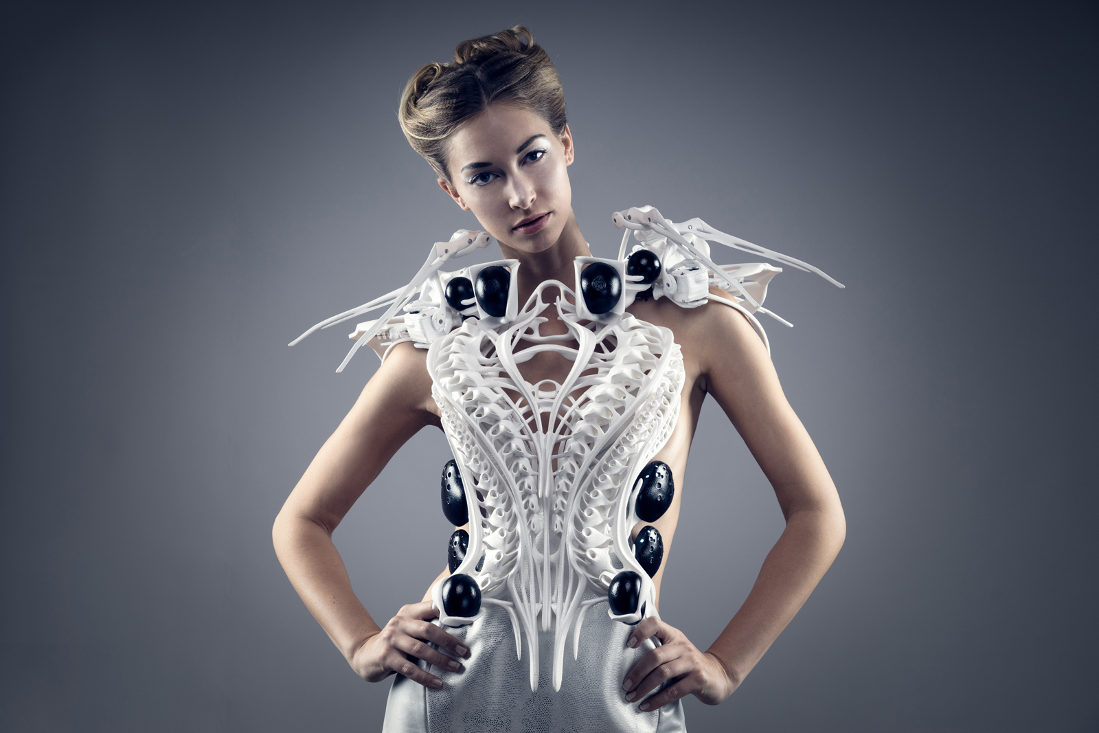 Мода будущего: ученые создали платье, которое реагирует на эмоции (ФОТО, ВИДЕО)