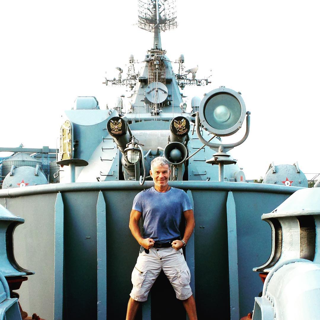 Олег Газманов позирует на фоне военных кораблей в оккупированном Крыму