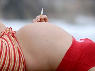 Шокуюче відео:страждання дитини в животі, коли мама курить
