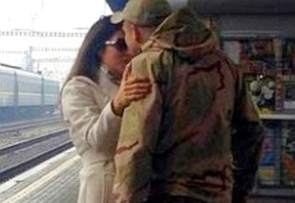 Злату Огнєвіч «застукали»: співачка цілувалася на вокзалі з чоловіком у формі (ФОТО)