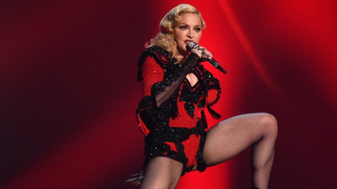 Полный неадекват: Мадонна раздела фанатку прямо на сцене (ВИДЕО)