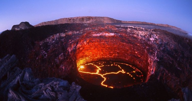 Топ-модель пригнула в кратер вулкана (ВІДЕО)