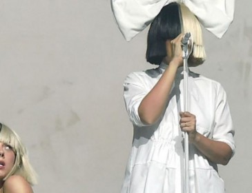 Співачка Sia вперше показала обличчя (Фото, відео)