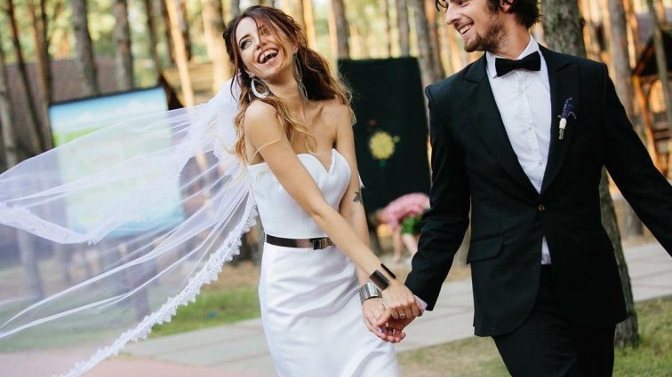 Українські зірки похизувалися весільними нарядами (ФОТО)