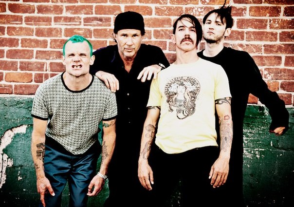 Напередодні концерту учасники рок-гурту Red Hot Chili Peppers грають на бандурі (ФОТО)