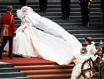 Дизайнер уперше розкрив секрети сукні принцеси Діани (ФОТО)