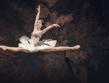 Сексуальна балерина Катерина Кухар похвалилася звабливою фігурою в купальнику (фото)