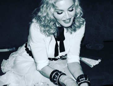 Мадонна голосує оголеною слідом за Кеті Перрі (фото)