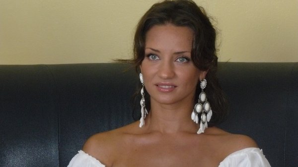 Тетяна Денисова оголилася в кафе через сміливий розріз (ФОТО)