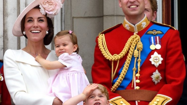 Принц Джордж і принцеса Шарлотта зворушливо попрощалися з Канадою (відео)