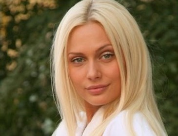 Аж засліпило: Актриса Наталя Рудова показала вражаючий прес (ФОТО)