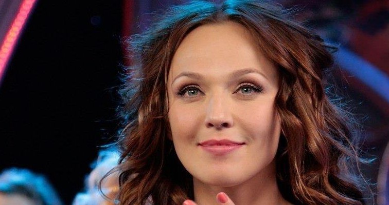 Ганьба: Альбіна Джанабаєва дебютувала в «порно» (ФОТО 18+)