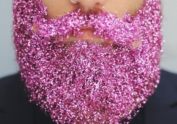 Ще до такого божевілля ми не доходили: в соцмережах набирає обертів новий тренд «блискуча борода» (ФОТО)