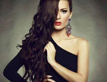 Будьте чарівні: який вибрати макіяж під чорне плаття: поради стилістів (ВІДЕО)