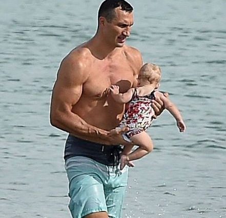 Супертатусь: Як Володимир Кличко з донькою на пляжі відпочивали. Але де дружина? (ФОТО)