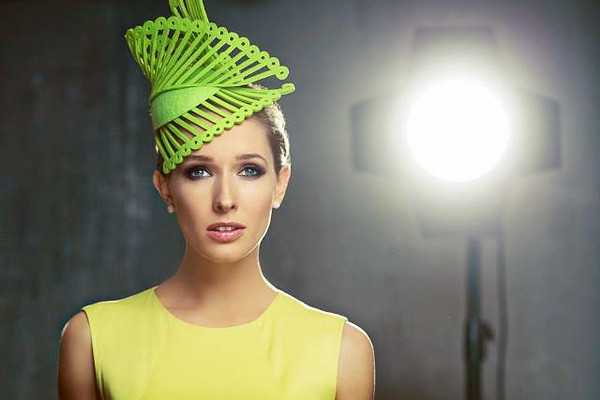 Домашня дівчинка: Катя Осадча показала фото в яскравій сукні і стильний капелюшок
