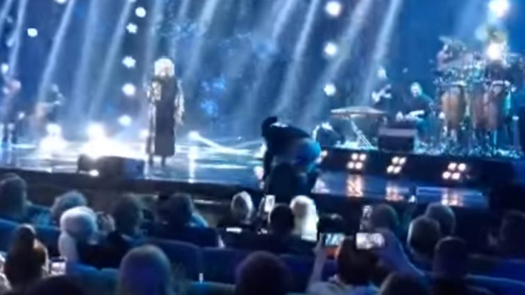 Скандал під час концерту: Охорона Ірини Білик викинула Дмитра Коляденка зі сцени