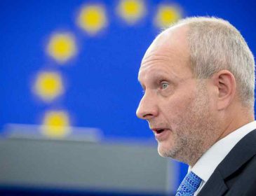 Ми стежитимемо дуже уважно, – посол ЄС про загрозу скасування безвізу з Україною