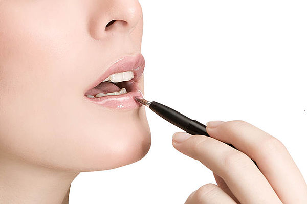 Какие бывают блески для губ и как использовать их в макияже